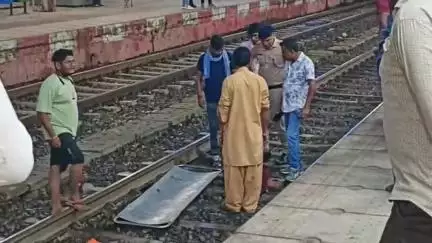 हरदा: हरदा रेलवे स्टेशन पर मालगाड़ी के आगे कूदने से व्यक्ति की मौत