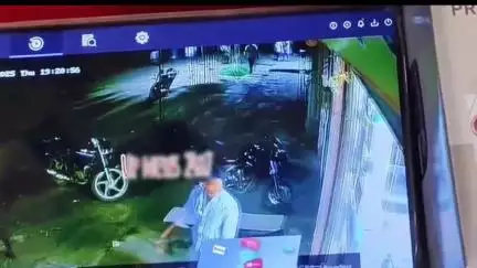 देवबंद: नागल के रेलवे रोड पर नकाबपोश बदमाशों ने डॉक्टर से मारपीट कर लूटी चेन और नगदी, सीसीटीवी में कैद हुई वारदात