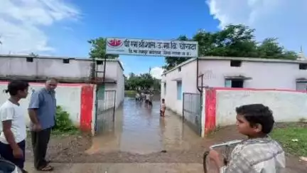 रामपुर बघेलान: चोरहटा के पीएम श्री स्कूल में जलभराव और जर्जर छतों से छात्र परेशान, ज़िम्मेदार मौन