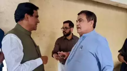 भोकरदन: मा.केंद्रीय रेल्वे राज्यमंत्री रावसाहेब दानवेनी केंद्रीय वाहतूक मंत्री नितीन गडकरी यांची मुंबई निवासस्थानी घेतली भेट