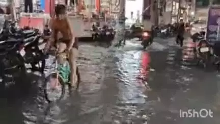 आष्टा: आष्टा में चार दिन बाद 2 घंटे तेज बारिश बुधवारा में जल भरा व्यापारी बोले बारिश का पानी दुकानो में घुसता है #jansamasya