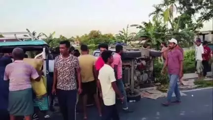 জলপাইগুড়ি: উত্তরপাড়ায় মদের গাড়ি উল্টে গেল, মদ উদ্ধারে স্থানীয়দের ভীড়