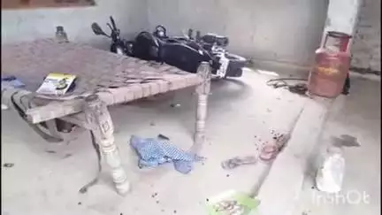 निघासन: भगवंत नगर गुलरा में वारंटियों की गिरफ्तारी के दौरान पुलिस ने की बर्बरता, बच्चों की पिटाई और किताबें फाड़ी