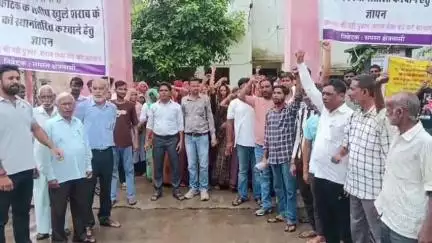 बसवा: कुटी में शराब ठेके के विरोध में महिलाओं ने SDM को सौंपा ज्ञापन, बोलीं- नशेड़ी कसते हैं फब्तियां