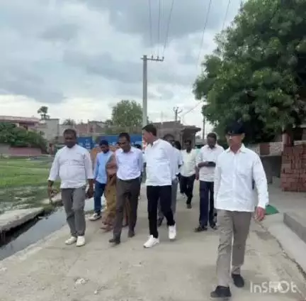 महुआ: महुआ नगर परिषद वार्ड 15: कालीघाट तक नाला निर्माण को लेकर सभापति और कार्यपालक पदाधिकारी ने किया निरीक्षण