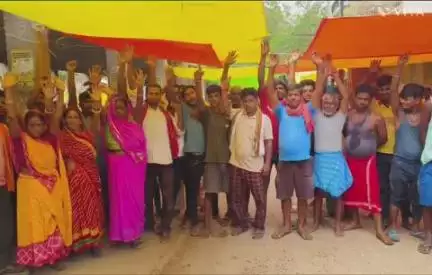 गड़हनी: गड़हनी में दुकानदारों ने दुकान हटाने को लेकर पुलिस के खिलाफ किया प्रदर्शन