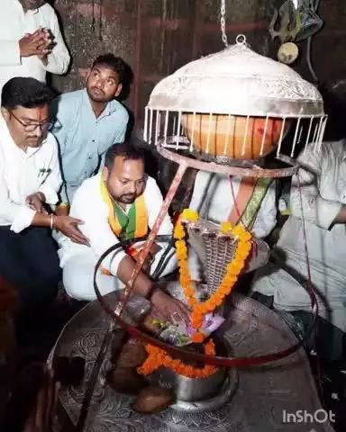 नवागढ़: बेमेतरा के विधायक दीपेश साहू ने भोरमदेव के प्राचीन शिव मंदिर में पूजा अर्चना कर क्षेत्र की सुख-समृद्धि की कामना की