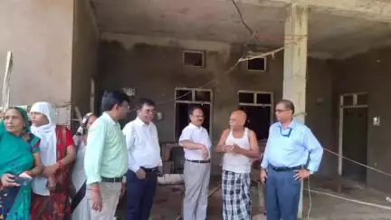 गौरीगंज: सामु०स्वा० केन्द्र के टिकरिया गांव में विशेष संचारी रोग नियंत्रण व दस्तक अभियान के अंतर्गत अपर निदेशक ने किया निरीक्षण