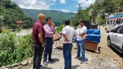 मंडी: मंडी में भारी बारिश से नालियां और नाले हुए अवरुद्ध, महापौर और निगम आयुक्त ने किया निरीक्षण