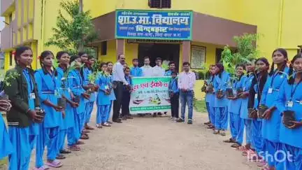 दरभा: छिंदबाहर में शिक्षक ने दिखाई दरियादिली, 27 अनाथ बच्चों को निःशुल्क पाठ्य सामग्री वितरित की, स्कूल फीस भी माफ की