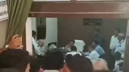 खजनी: खजनी तहसील परिसर में एसडीएम कार्यालय के बाहर वकीलों ने धरना दिया, कई मामलों में लापरवाही का आरोप