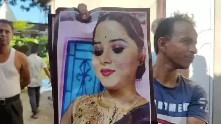 জলপাইগুড়ি: ডাঙ্গাপাড়ায় ভিন্নধর্মে বিয়ে,আদরের কন্যার কুশপুতুল দাহ করে সৎকার করলো পরিবার, আয়োজন শ্রাদ্ধেরও