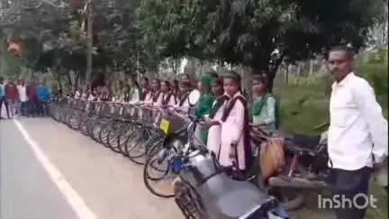 सिमरिया: प्रखंड कार्यालय परिसर में 92 जरूरतमंद छात्र-छात्राओं के बीच साइकिल का वितरण किया गया