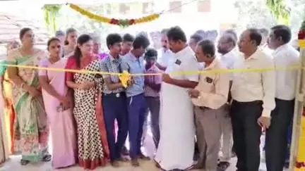 இராஜபாளையம்: ராஜபாளையம் அரசு மேல்நிலைப் பள்ளியில் புதிய கட்டிட பணிகள் நிறைவடைந்து நிலையில் அவற்றை முதல்வர் காணொளி காட்சி மூலமாக திறந்து வைத்தார்