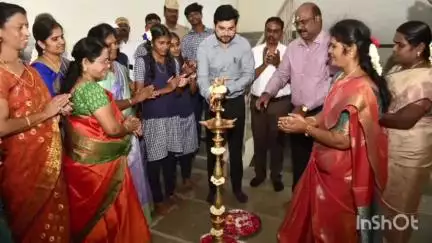 தேனி: அல்லிநகரம் அரசு மேல் நிலைபள்ளியில்முதல்வர் திறந்து வைத்த கூடுதல் வகுப்பறை கட்டிடத்தில் கலெக்டர் குத்துவிளக்கு ஏற்றி வைத்தார்