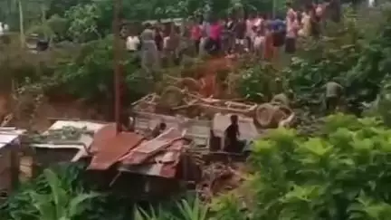 কাঞ্চনপুর: কাঞ্চনপুরের নাইসিংপাড়া এলাকায় সড়কের পাশের খাদে পড়ে ভয়াবহ দুর্ঘটনার শিকার একটি পাথর বোঝাই বোলেরো পিকআপ গাড়ি