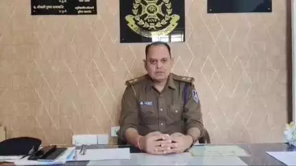 बड़नगर: ग्राम लसूड़िया में मंदिर के पास एक आरोपी अवैध शराब के साथ पकड़ा गया, आबकारी एक्ट में मामला दर्ज