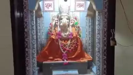 बांधवगढ़: सावन मास के प्रारंभ पर प्राचीन राम मंदिर में पुजारी और भक्तों ने की गणेश जी की संध्या आरती