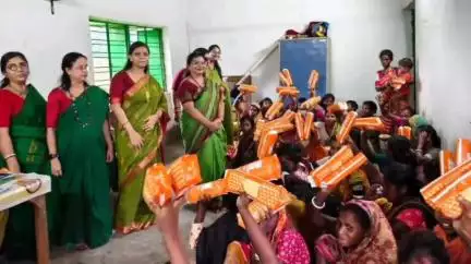 শালবনি: শালবনির বুড়িশোলে স্যানিটারি ন্যাপকিন  বিতরণ ও সচেতনতা কর্মসূচি