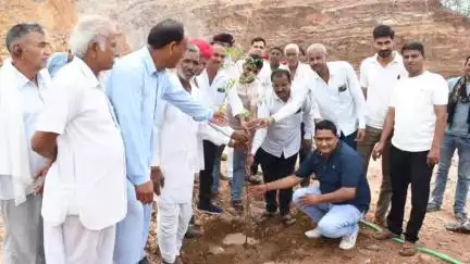 माण्डलगढ़: बाण माता गोवटा बाँध शक्तिपीठ संस्थान पर सावन महोत्सव के अंतर्गत जनप्रतिनिधियों ने किया पौधारोपण