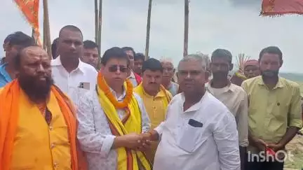 लक्ष्मीपुर: लखैय पहाड़ी स्थित शिव मंदिर में 30 दिवसीय अष्टयाम सह संकीर्तन के लिए निकाली गई कलश यात्रा