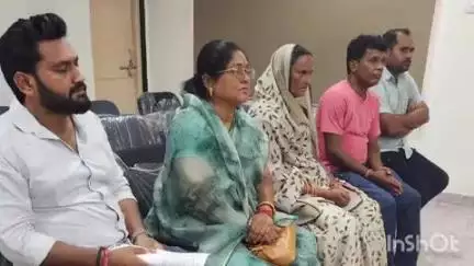 દાંતા: 10 મહિના અગાઉ રાજસ્થાનમાં પાણીમાં ડૂબવાથી મોત થયેલ અંબાજીના બાળકના પરિવારને સહાય ચેક અર્પણ કરાયો.