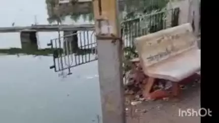 किशनगढ़: लगातार हो रही बारिश से बही गूंदलाव तालाब की दीवार, प्रशासन अनजान, समय रहते मरम्मत नहीं हुई तो हो सकता है बड़ा हादसा
