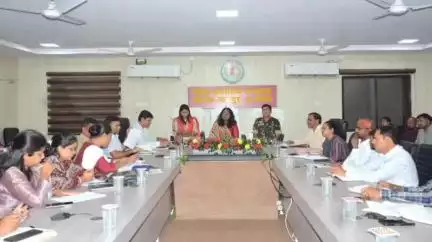 जिले के बाढ़ एवं प्रभावित क्षेत्रों की नियमित मॉनिटरिंग करें, सूचना तंत्र को रखें मजबूत: कलेक्टर तुलिका प्रजापति