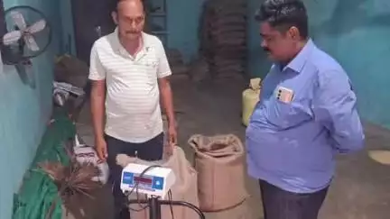 ପାଲଲହଡା: ବୁରୁକୁନା ପଞ୍ଚାୟତରେ ରାସନ ବିତରଣ କେନ୍ଦ୍ର ପରିଦର୍ଶନ କଲେ ରାଜ୍ୟ ଖାଦ୍ୟ ଆୟୋଗ ଅଧ୍ୟକ୍ଷ ।