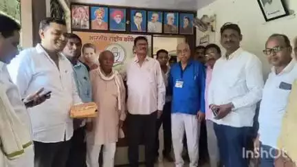 राजूरा: राजुरा काँग्रेस जनसंपर्क कार्यालयात माजी आ. सुभाष धोटे यांनी विजयराव बावणे यांचे पुष्पगुच्छ देऊन केले अभिनंदन