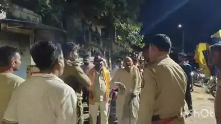 बिंदकी: बिंदकी कस्बे के नजाही बाजार से 90 वर्षीय वृद्ध दाल व्यापारी को बाइक में बिठाकर ले जा रहे 2 युवकों को लोगों ने पकड़ा