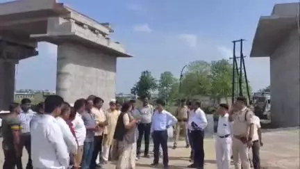 बुरहानपुर: लालबाग-चिंचाला रेल्वे ओवरब्रिज का विधायक और कलेक्टर ने किया निरीक्षण, ₹46 करोड़ की लागत से बन रहा है ब्रिज