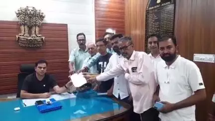 चिड़ावा: विवेकानंद चौक के व्यापारी ने एसडीएम से मिलकर जलभराव की समस्या से निजात दिलाने की मांग को लेकर सौंपा ज्ञापन