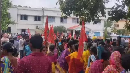 শালবনি: ১০০ দিনের কাজ সহ একাধিক দাবিতে শালবনীতে BDO অফিস অভিযান CPIM র, জমা পরলো ৭০০০ ৪/ক ফর্ম