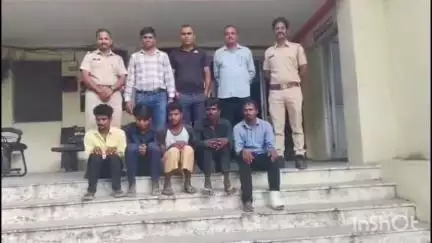 गिर्वा: जिला पुलिस ने चोरी व लूट के मामलों में 5 आरोपियों को किया गिरफ्तार, सोने-चांदी के जेवरात व बंदूक हुई बरामद