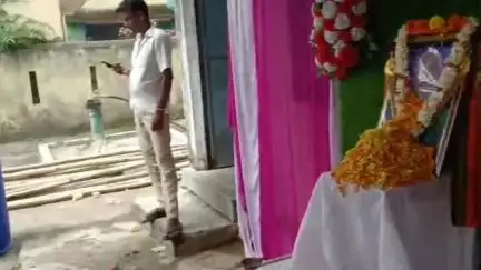 ଖଲ୍ଲିକୋଟ୍: ଭାଟକୁମରଡ଼ା ଗ୍ରାମରେ ସ୍ବର୍ଗତ ବସନ୍ତ କୁମାର ସ୍ବାଇଁଙ୍କ ଦ୍ୱାଦଶାହରେ ଯୋଗଦେଇ ଶ୍ରଦ୍ଧାଞ୍ଜଳି ଅର୍ପଣ କଲେ ବିଧାୟକ ପୂର୍ଣ୍ଣ ଚନ୍ଦ୍ର ସେଠୀ