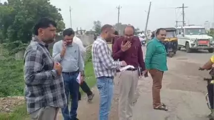 ગોધરા: અધિક જિલ્લા કલેકટર, પ્રાંત અધિકારી સહિતના અધિકારીઓએ સાતપુલ વિસ્તારમાં આવેલા જર્જરીત બ્રિજની મુલાકાત લીધી