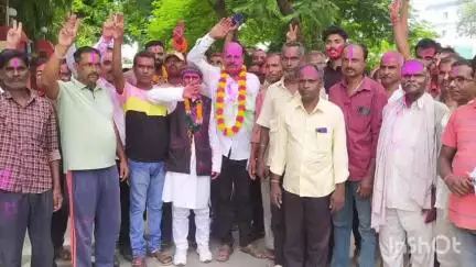 फारबिसगंज: फारबिसगंज में सरपंच पद पर विजय हुए प्रत्याशी के समर्थकों ने मनाया जश्न, दी बधाई