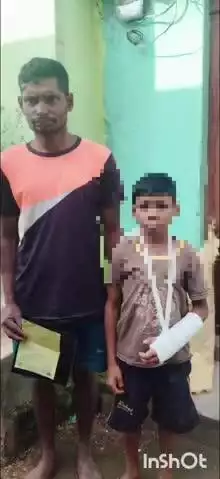 ଫୁଲବାଣୀ ସହର: କଳିଙ୍ଗା  ପଞ୍ଚାୟତ ଡୁଗୁଡ଼ିପାରି ଗ୍ରାମ ରବ୍ୟକ୍ତି ଙ୍କ ପୁଅ  ଖେଳୁଥିବା ସମୟରେ ପଡ଼ି ଯାଇଥିଲା, ଚିକିତ୍ସା ପାଇଁ ଲାଞ୍ଚ ଅଭିଯୋସ
