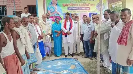 सकरा प्रखंड के डीहुली इश्हाक पंचायत के मुखिया एवं उनके प्रतिनिधि कृष्णा राम जी के द्वारा सामाजिक सुरक्षा पेंशनधारी संघ के प्रदेश अध्यक्ष विजय कुमार सिंह को सम्मानित किया गया।