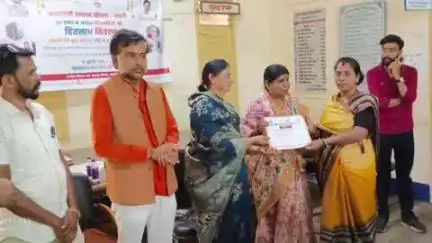 बरघाट: बरघाट में प्रधानमंत्री आवास योजना के तहत पात्र हितग्राहियों को स्वीकृति पत्र प्रदान किए गए, जनप्रतिनिधि रहे उपस्थित