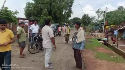 बड़वारा: बड़वारा विधायक धीरेंद्र बहादुर सिंह ग्राम उमरिया पहुंचे, बरसात में गरीबों के क्षतिग्रस्त मकानों का किया निरीक्षण