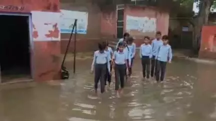 चिड़ावा: बारिश बनी संकट, डालमिया की ढाणी स्थित स्कूल में जलभराव और कमरों में दरारों से बच्चों की जान जोखिम में