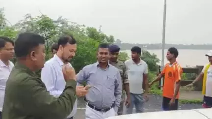 गोमिया: कथारा खेतको के जर्जर दामोदर पुल का एसडीएम ने किया निरीक्षण, भारी वाहनों के आवागमन पर रोक