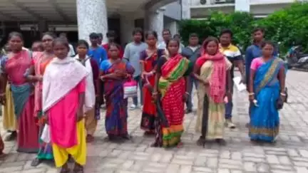 चाईबासा: सामाजिक बहिष्कार झेल रहे ग्रामीणों ने उपायुक्त से लगाई मदद की गुहार