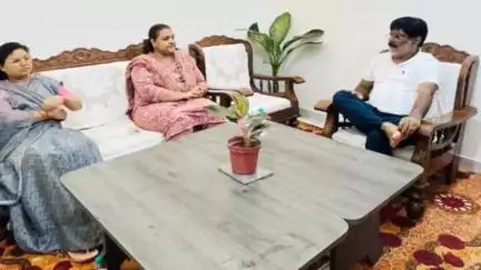 गोमिया: गोमिया विधायक सह मंत्री योगेंद्र प्रसाद के आवास पर शोक संतप्त परिजन से मिलने पहुंचे झरिया और बोकारो के विधायक