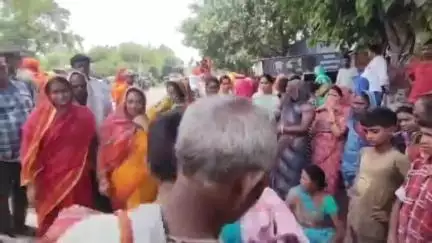 धरहरा: पूर्वी टोला फरदा एनएच-80 पर सड़क हादसे में बिजली मिस्त्री की मौत, मुआवजे की मांग को लेकर ग्रामीणों ने किया सड़क जाम