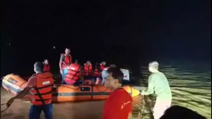 খয়রাশোল: বীরভূম ও পশ্চিম বর্ধমানের সংযোগকারী নবসন ঘাটে অজয় নদে মাঝপথে বিকল নৌকা, 5 ঘণ্টা কেটে গেলেও উদ্ধার হয়নি 15 যাত্রী