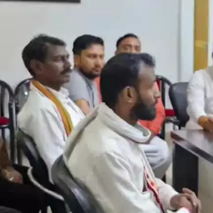 चुनार: चुनार नगर पालिका के सभासदों ने अपर मंडल आयुक्त को सौंपा पत्रक