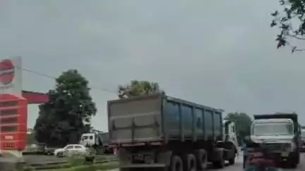 মহম্মদবাজার: ডাম্পারের পিছনে নিয়ন্ত্রণ হারিয়ে ধাক্কা মারলো যাত্রী বোঝাই বাস সোঁতশাল পেট্রোল পাম্প এর কাছে